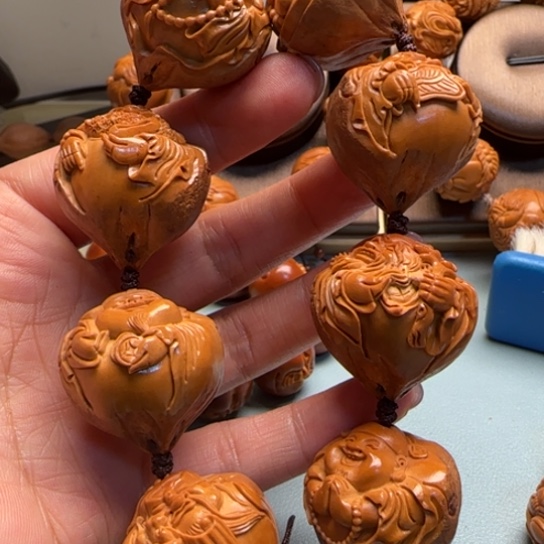 橄榄核手串沉****狂雕刻工艺