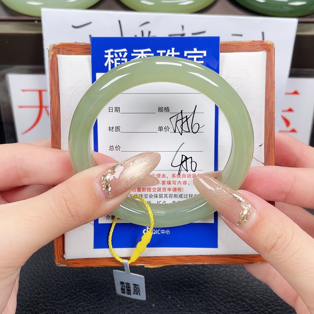 和田玉手镯未镶嵌