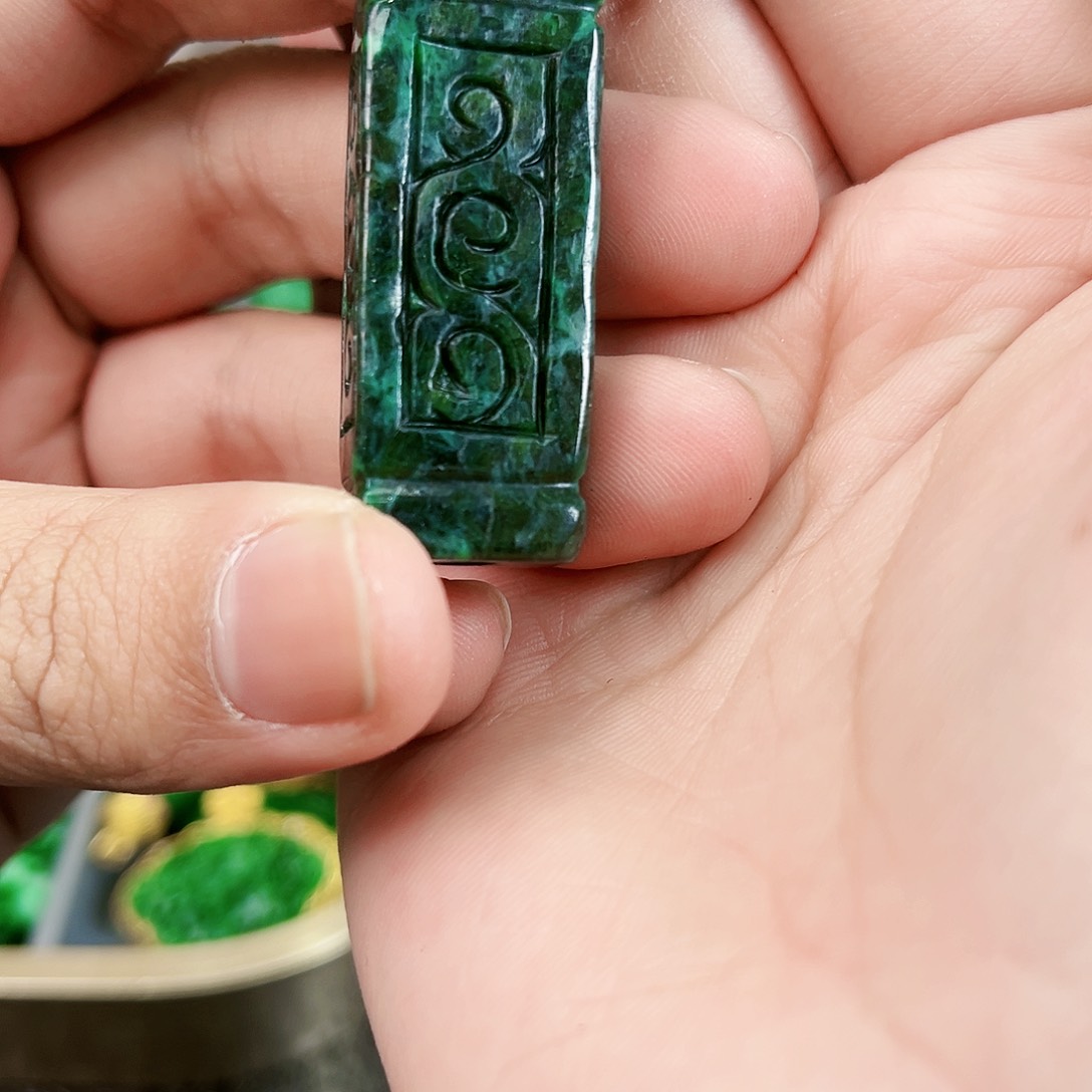 翡翠颈饰未镶嵌吊坠