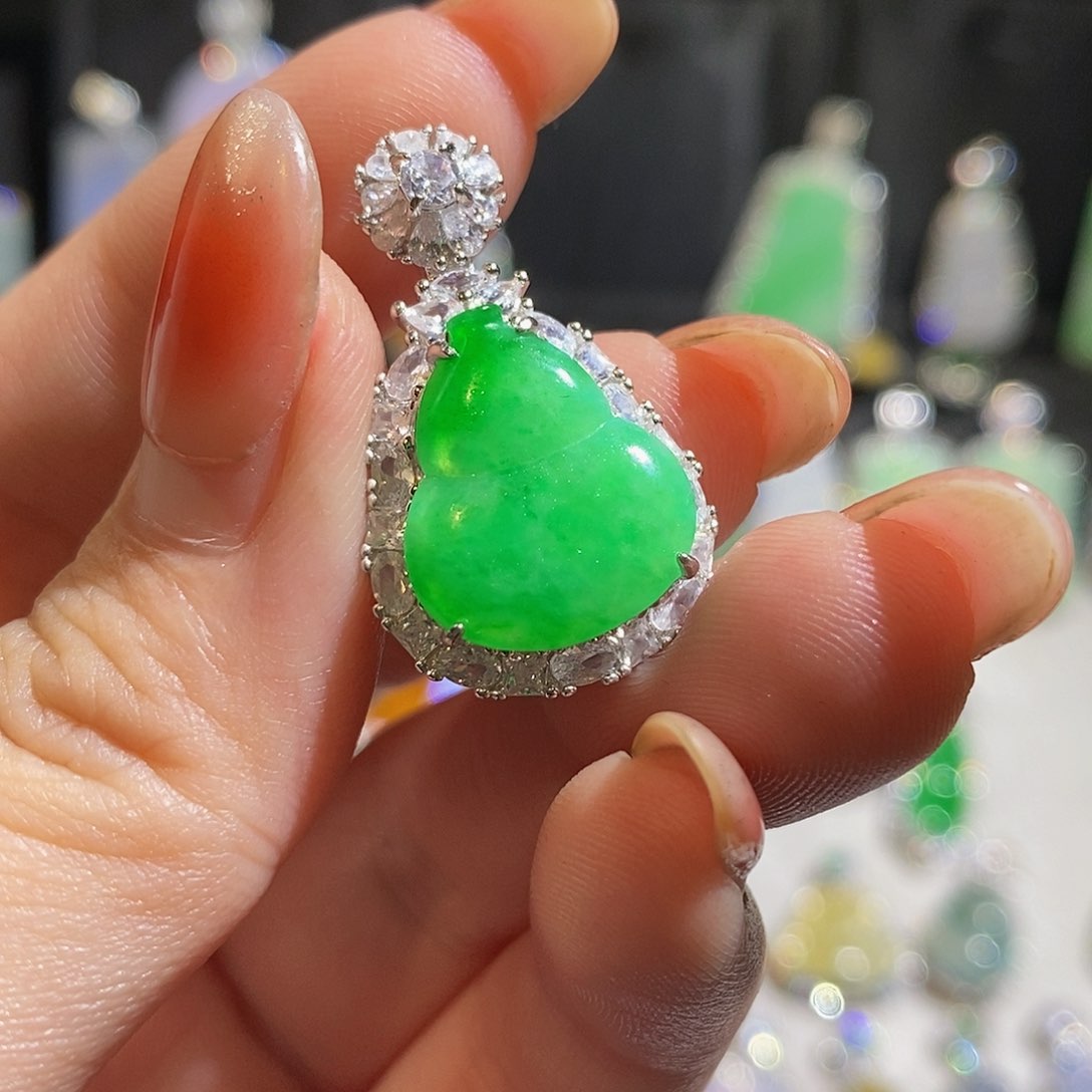 翡翠颈饰银S925镶嵌是***?天然翡翠