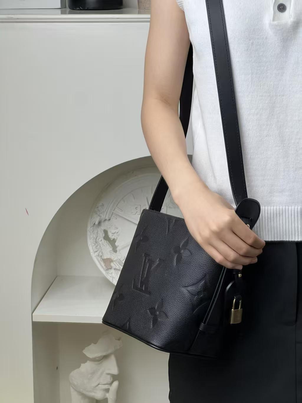 未使用 LouisVuitton/路易威登 all in bb全皮黑水桶包/优品