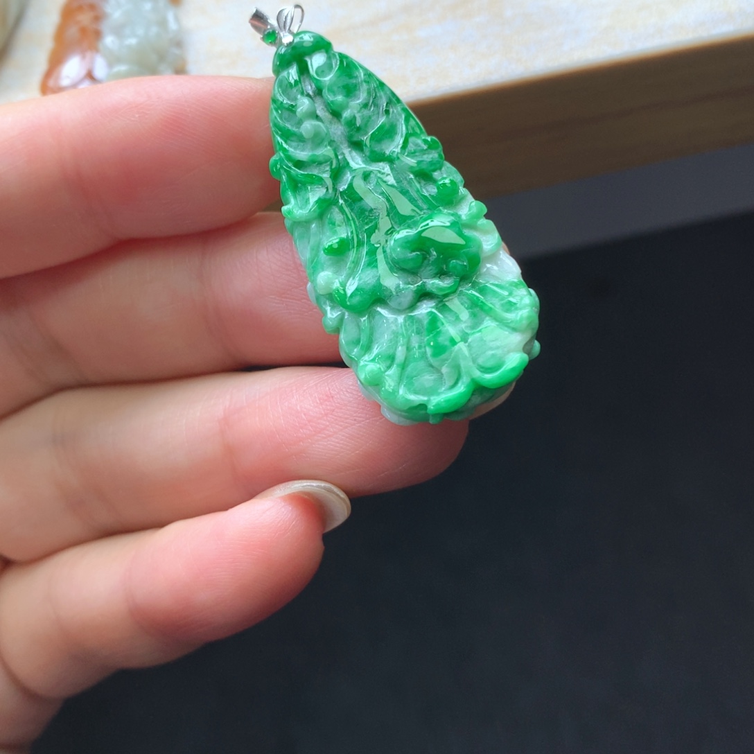 翡翠18K金镶嵌颈饰吊坠