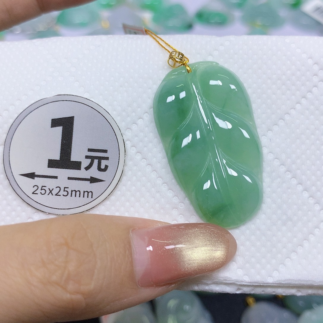 颈饰18K金镶嵌翡翠挂件