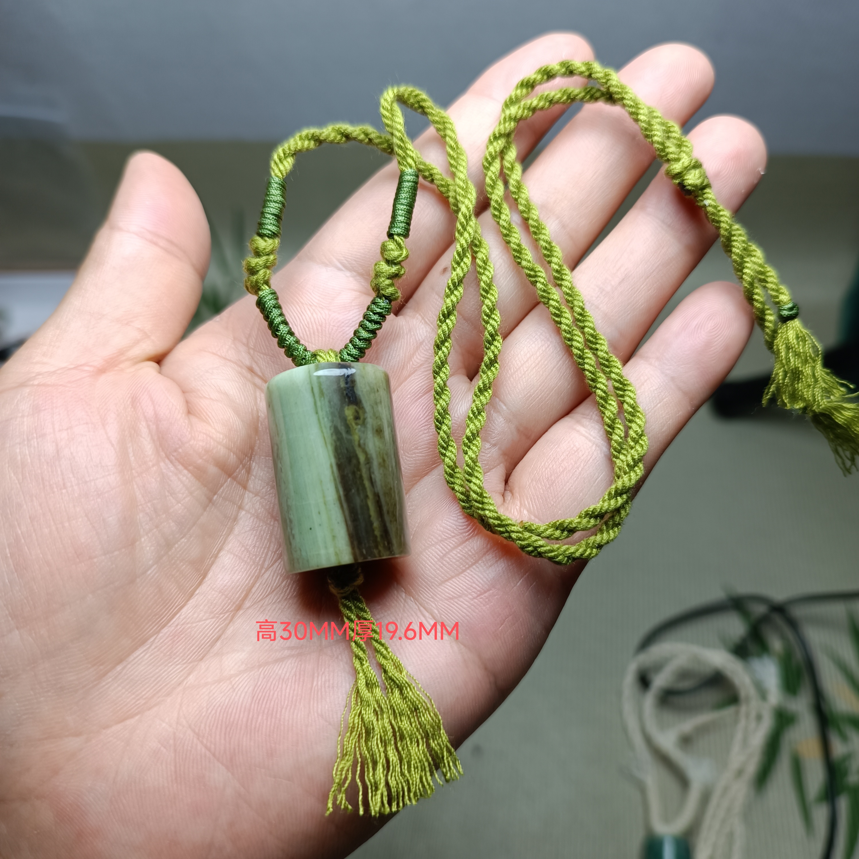 天然独山玉手编绳圆柱自由风吊坠