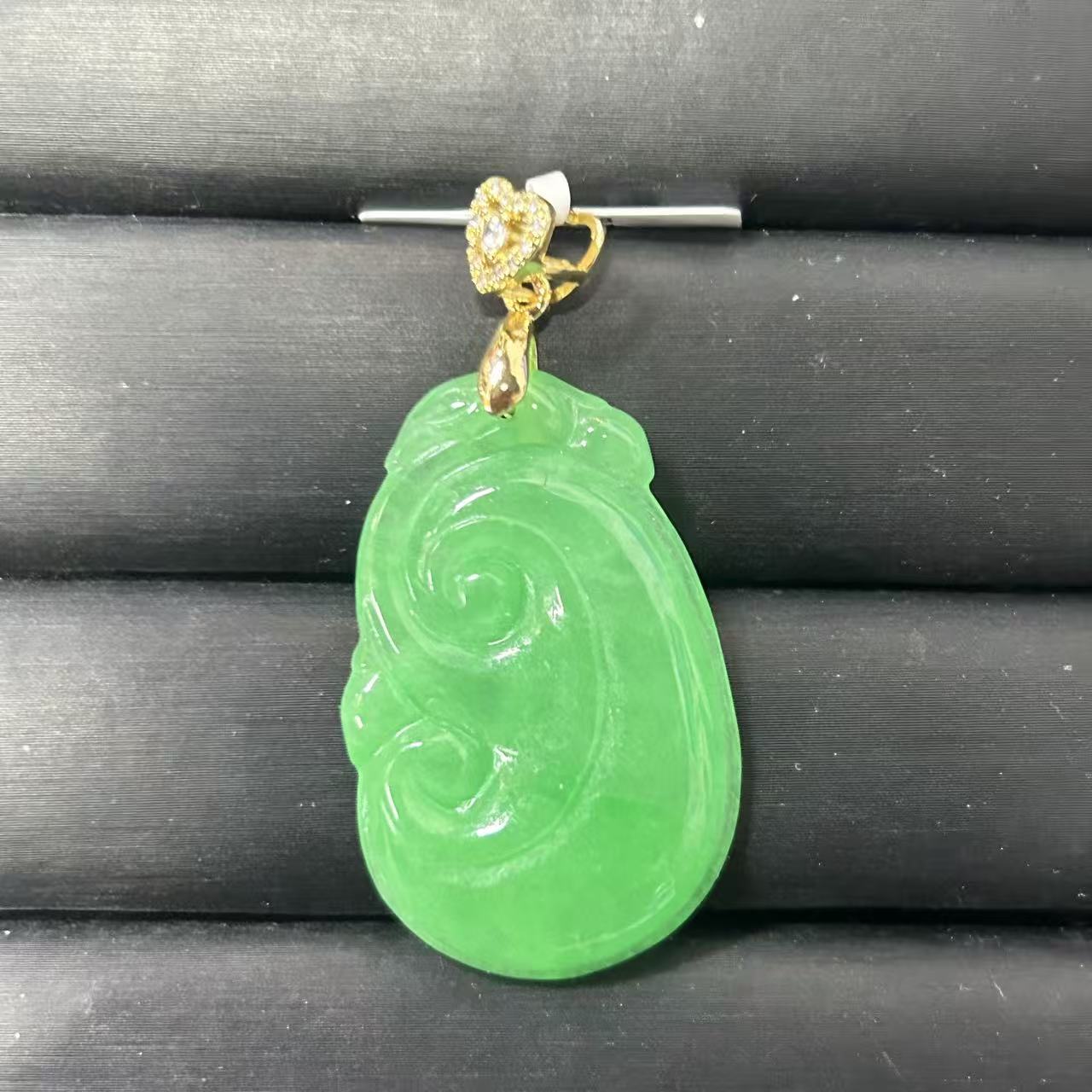 绿翠色如意玉石吊坠