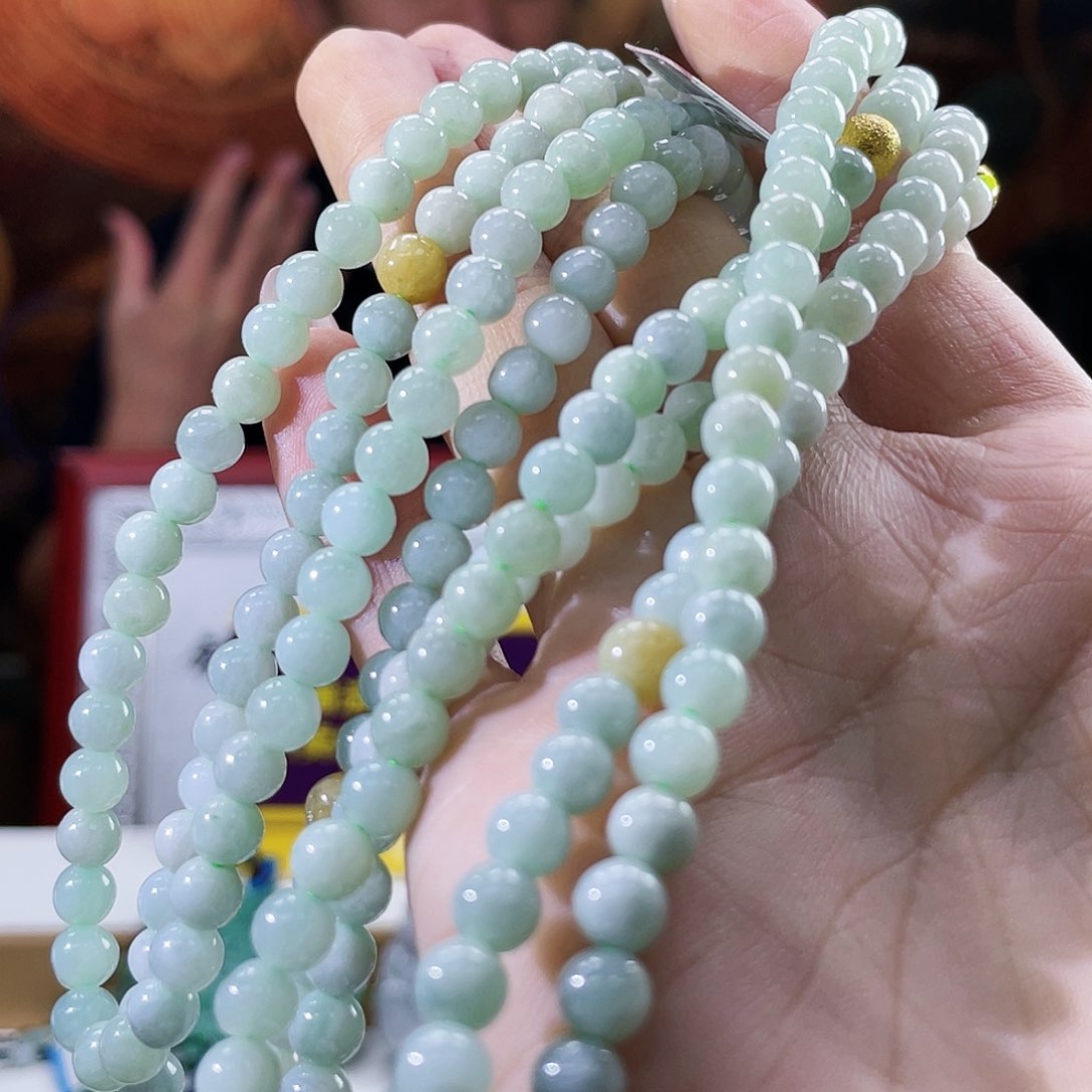 翡翠未镶嵌颈饰发其一