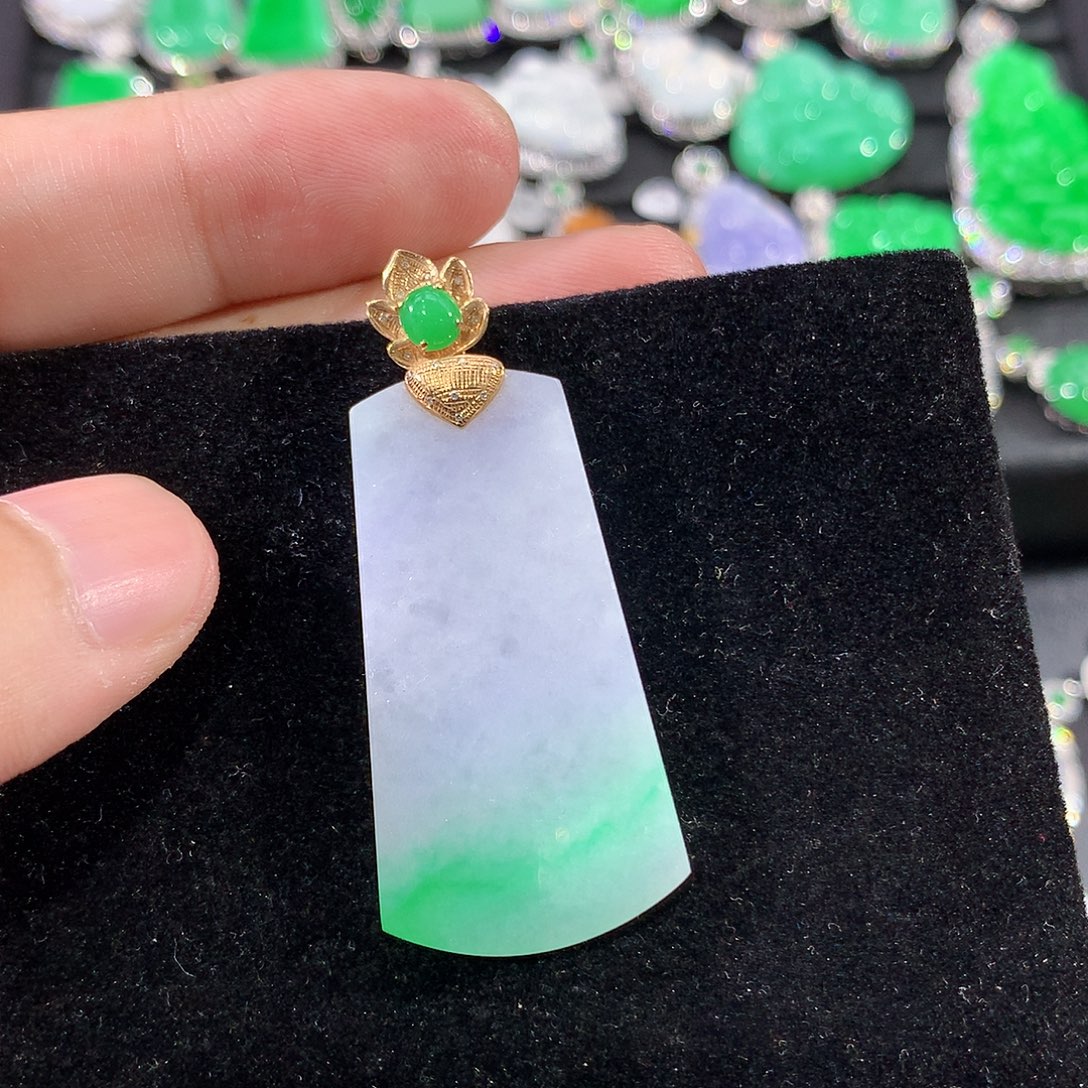 翡翠18K金镶嵌颈饰