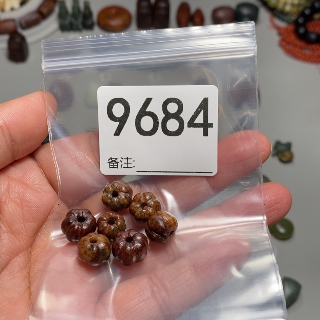 颈饰未镶嵌透闪石质玉甜**?