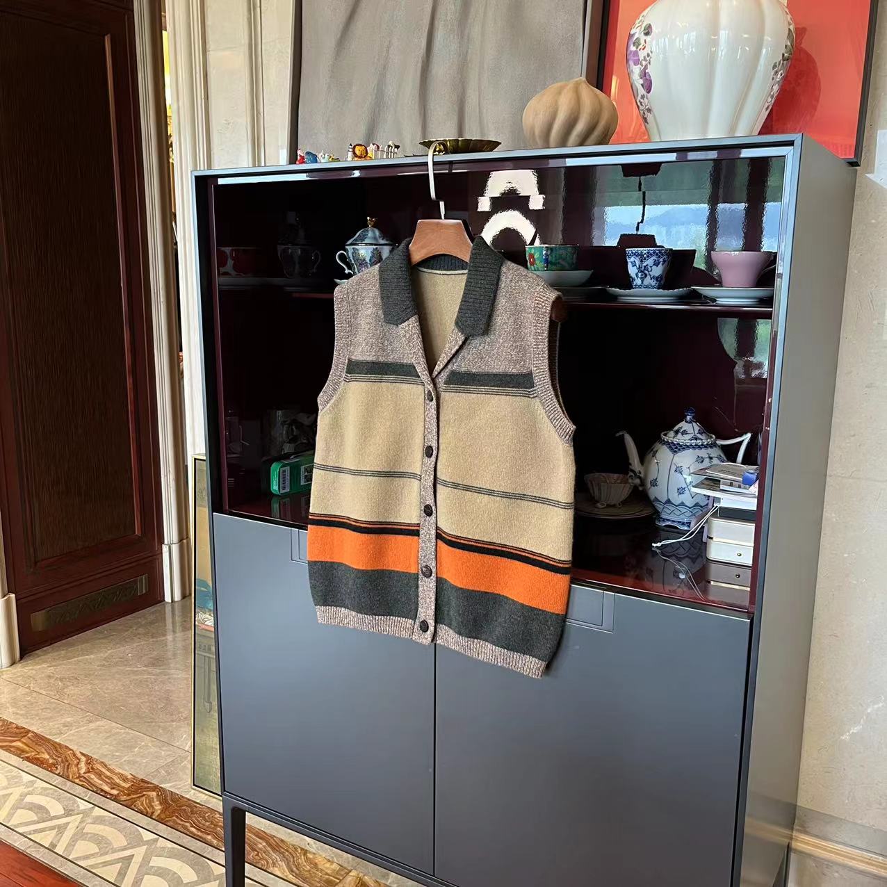 漫颜刘山羊绒条纹马夹2023秋季新品翻领无袖单排扣休闲上衣