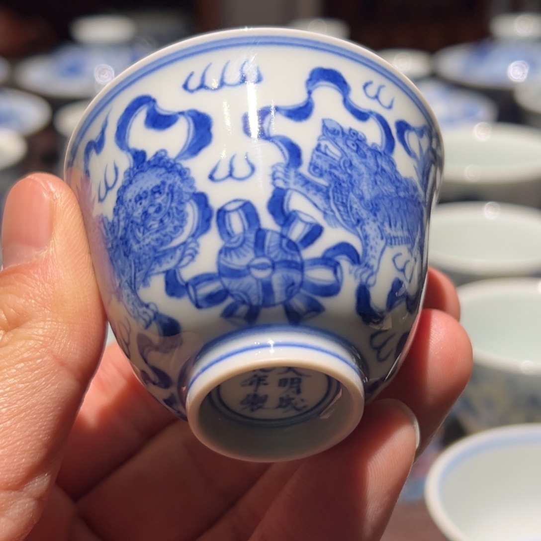 杯青花狮子戏小铃铛杯口径约6厘米