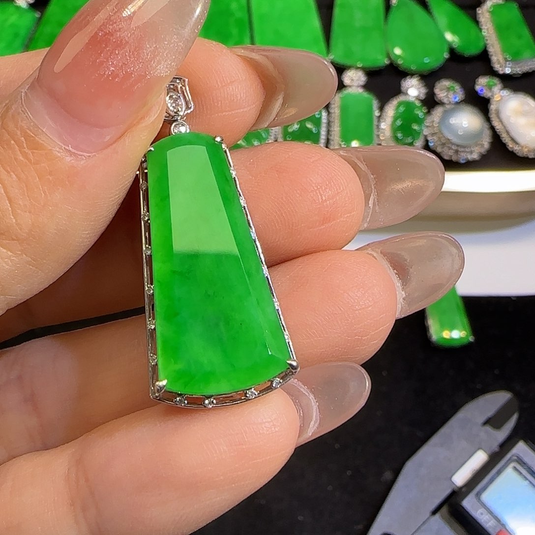 翡翠颈饰18K金镶嵌无事牌