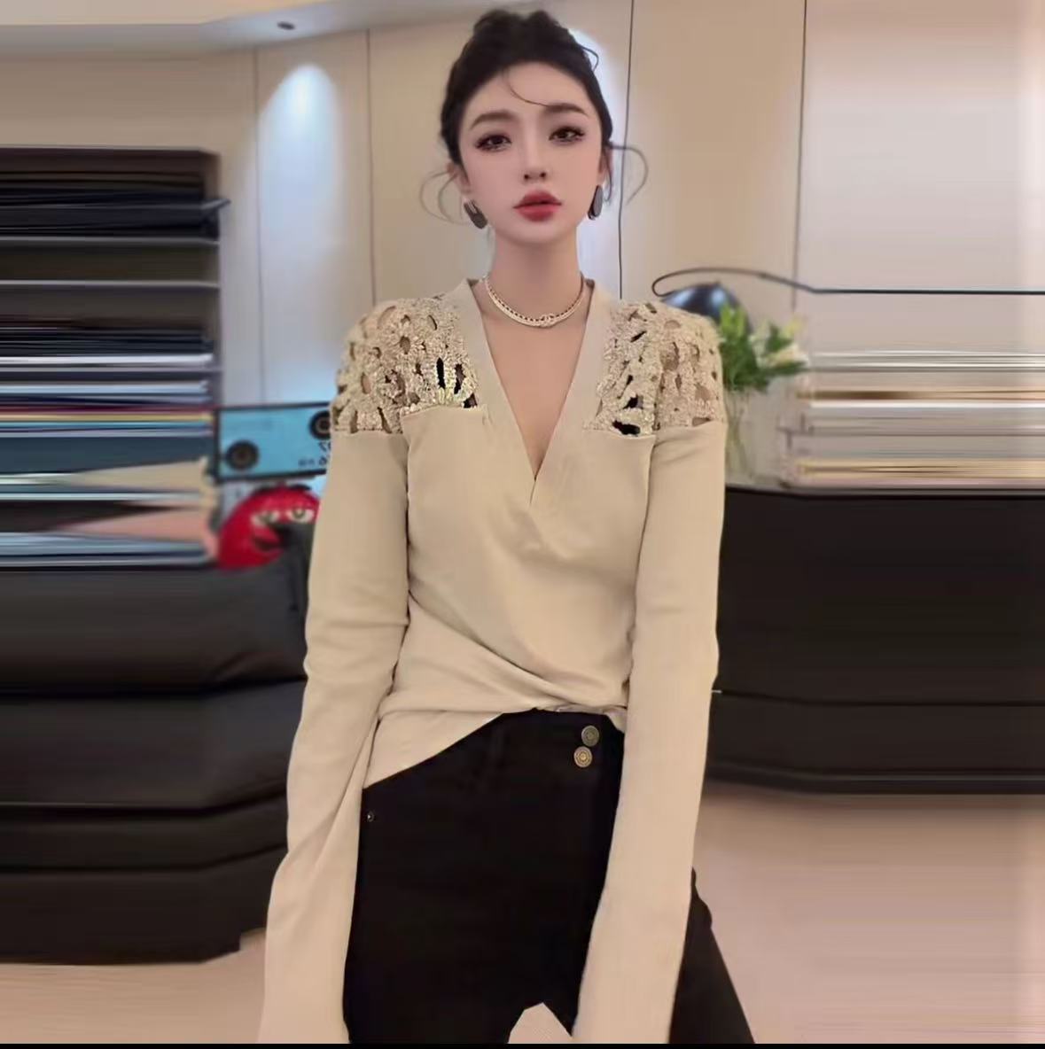 大码显瘦时髦百搭 V 领镂空花边T恤