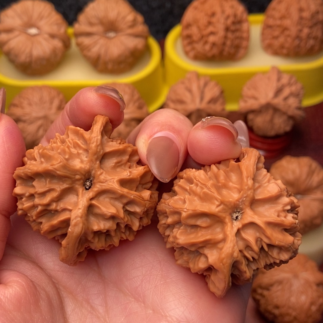 把件文玩核桃眼****星41原桩 苹果园