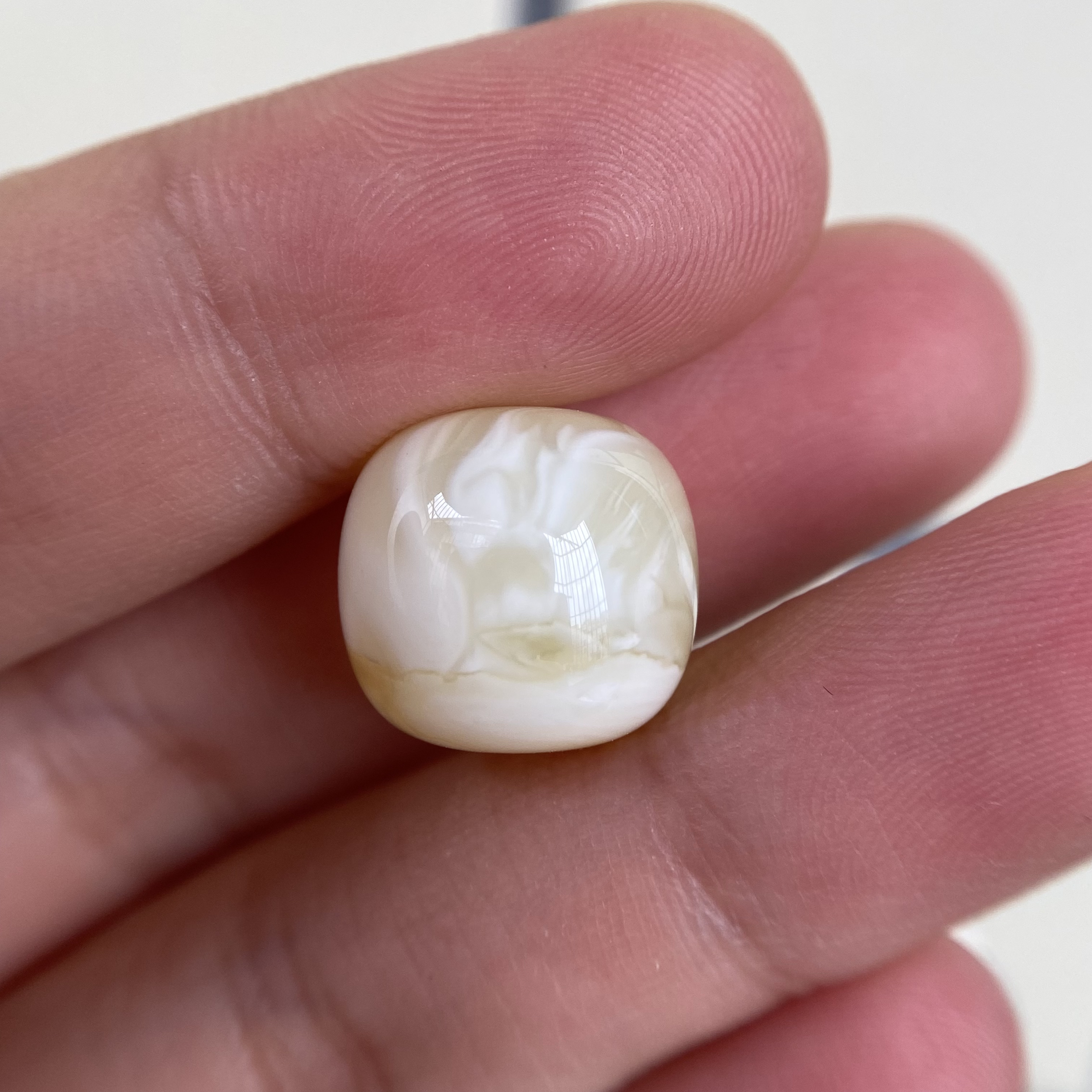 蜜蜡金白浓洞老型配饰14.0×13.2mm，孔边有点内植物，介意勿拍