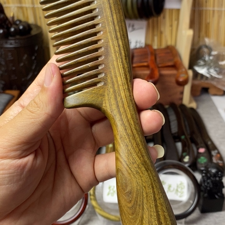 、***.维腊木（绿檀）微瑕梳子