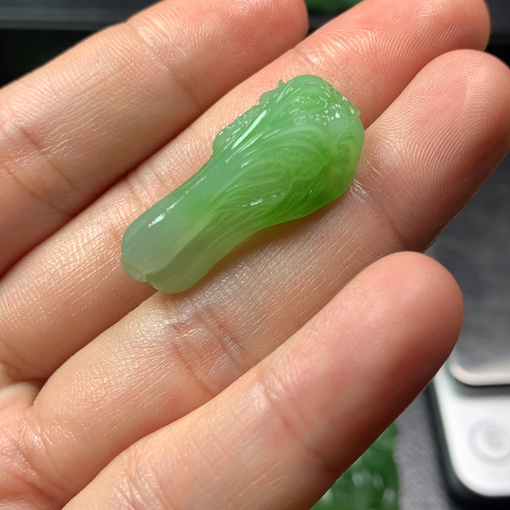 小***，颈饰未镶嵌和田玉