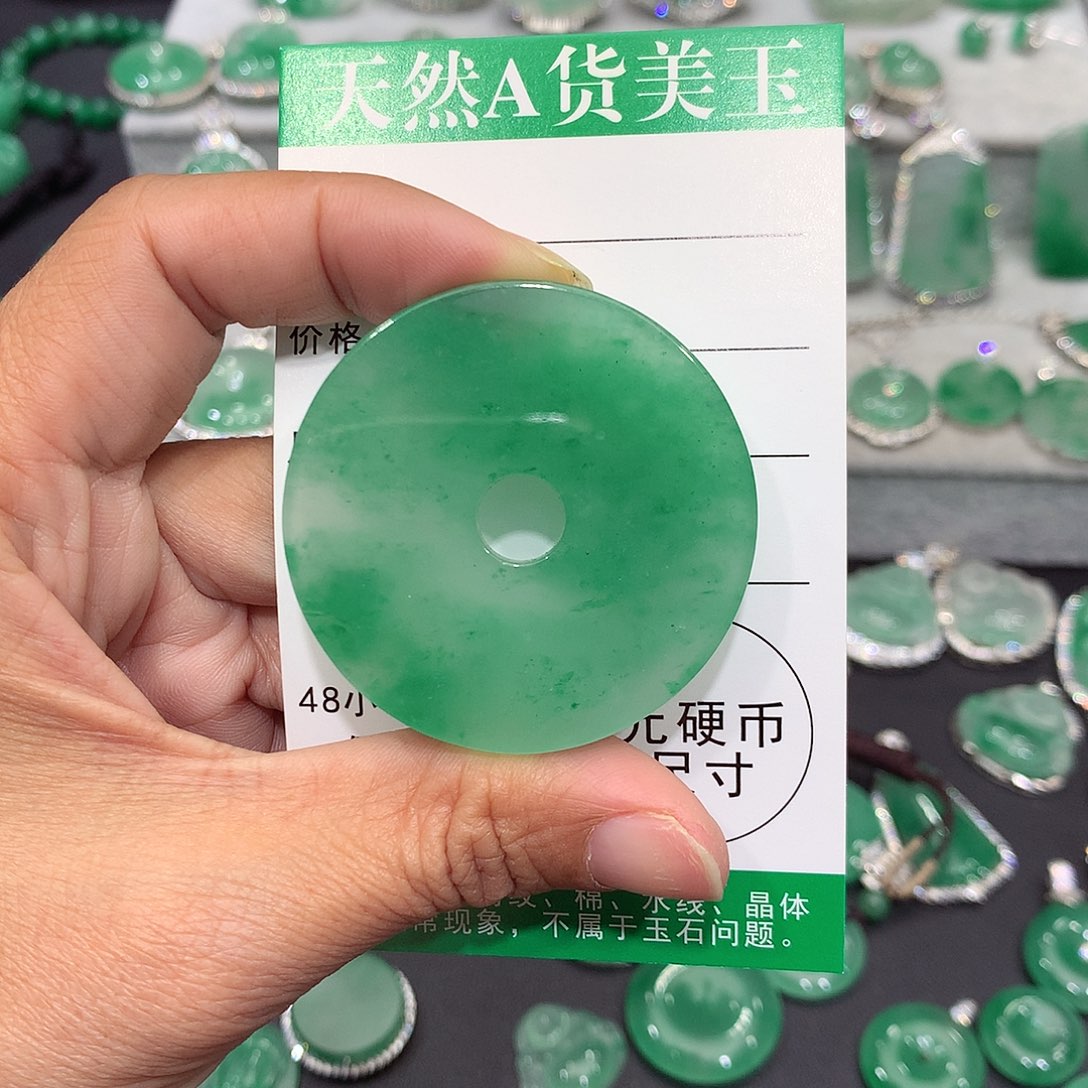 颈饰未镶嵌石英质玉（非洲翠）