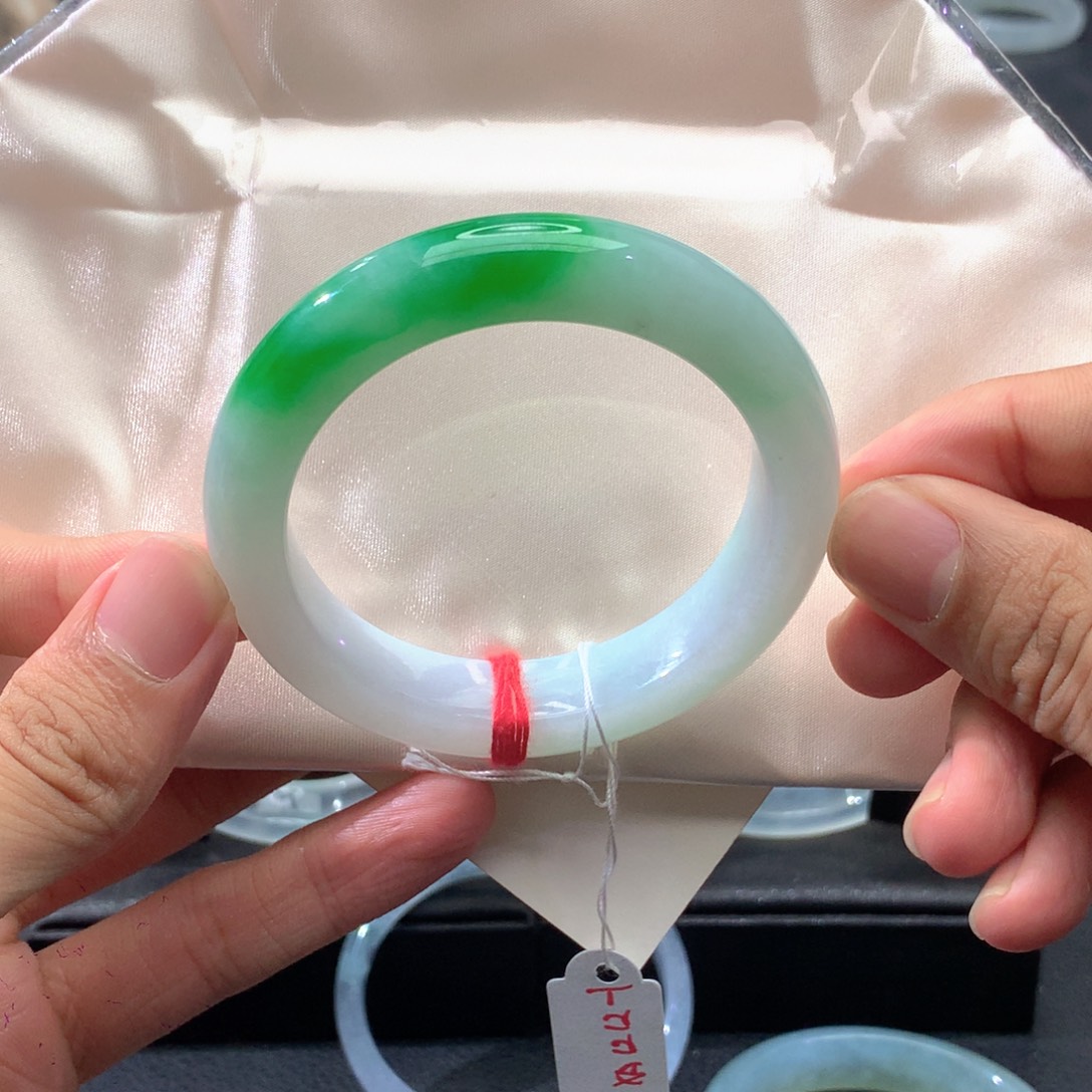 翡翠未镶嵌手镯正圈