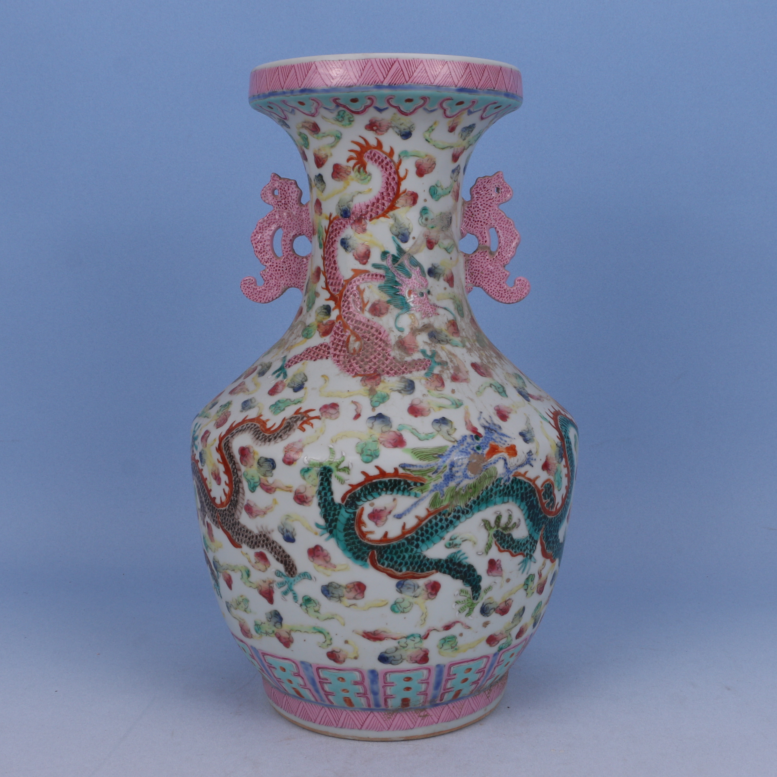 2165    清   粉彩龙纹盘口瓶