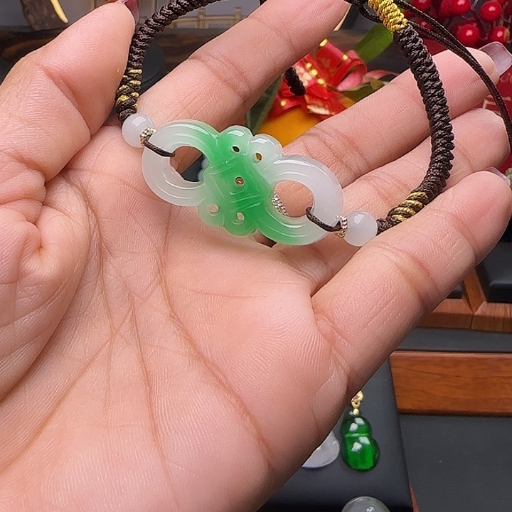 翡翠颈饰未镶嵌中国结