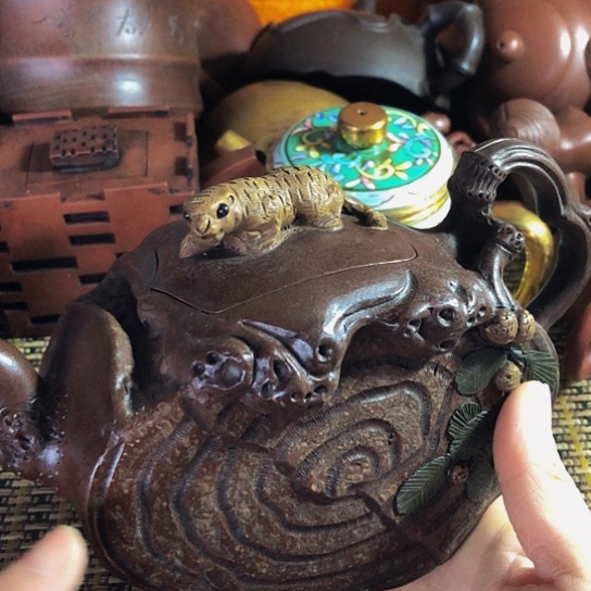 紫砂茶壶原矿泥料手工制作的紫砂壶。