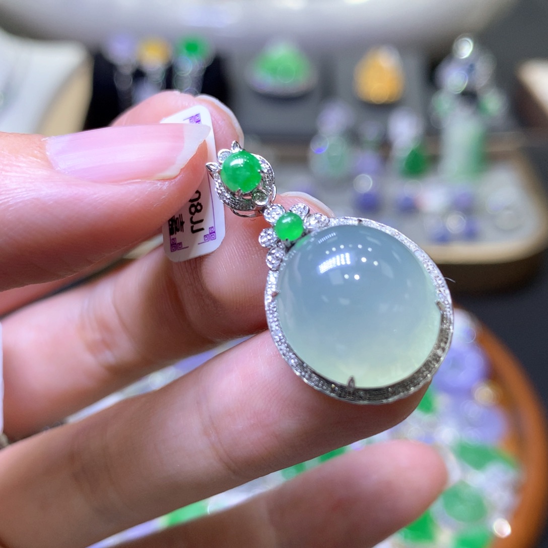 【闪购商品】翡翠颈饰18K金镶嵌翡翠吊坠项链