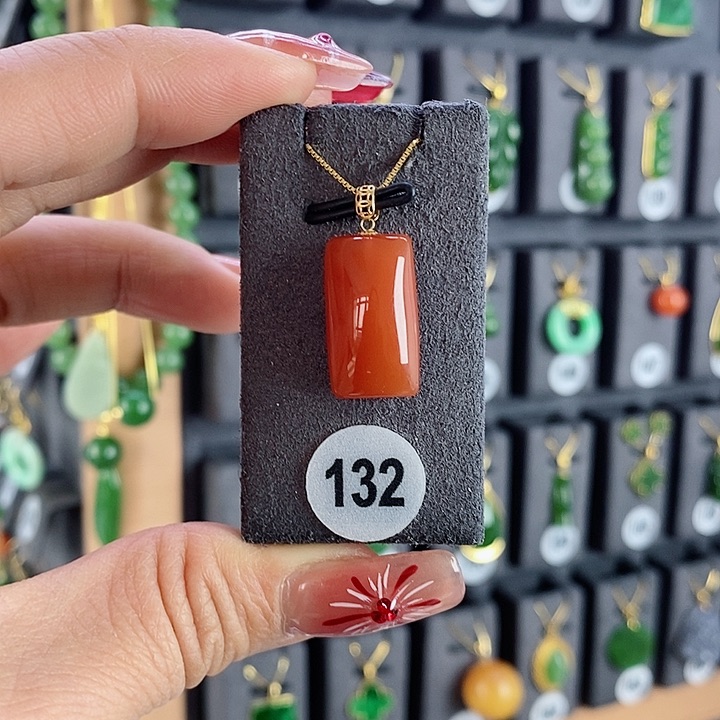 南红玛瑙吊坠18K金镶嵌