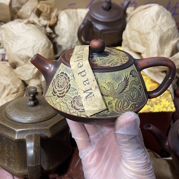 茶壶紫砂原矿泥料，手工制作的一把紫砂壶。