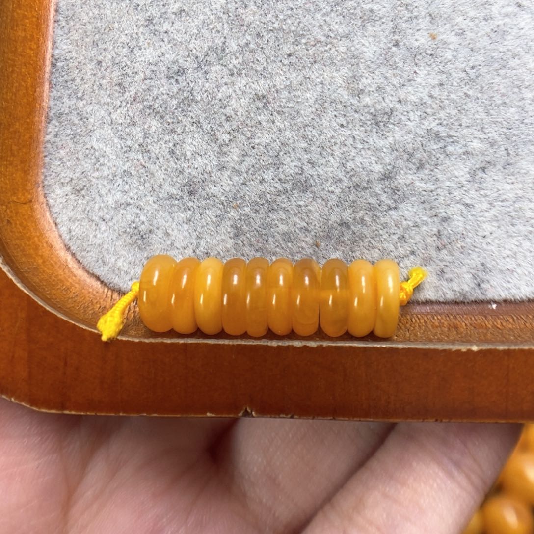 蜜蜡裸石未镶嵌海*蜜蜡配饰穿一起