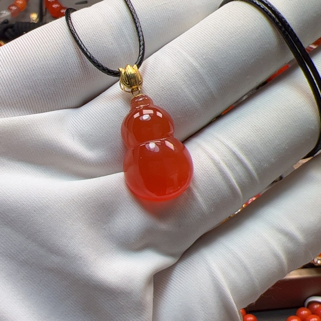 云***月南红玛瑙18K金镶嵌吊坠18K金冰红葫芦吊坠