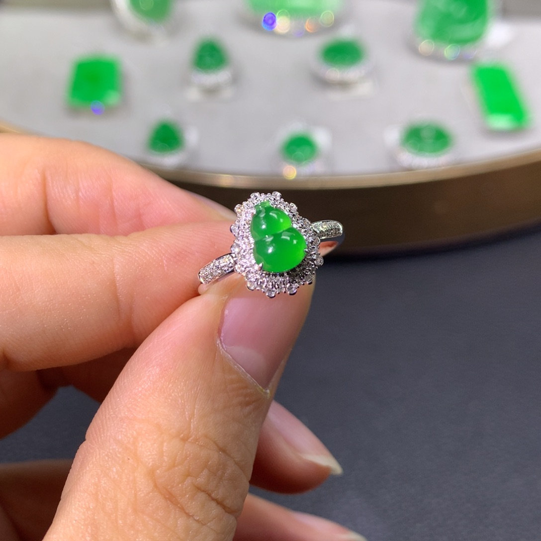 翡翠戒指18K金镶嵌翡翠