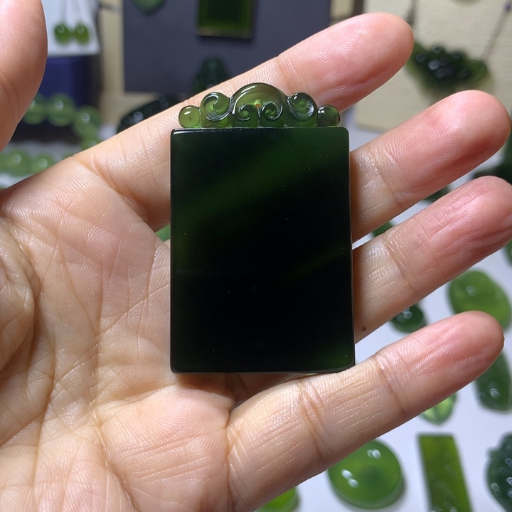 阳***叔岫玉未镶嵌颈饰吊坠