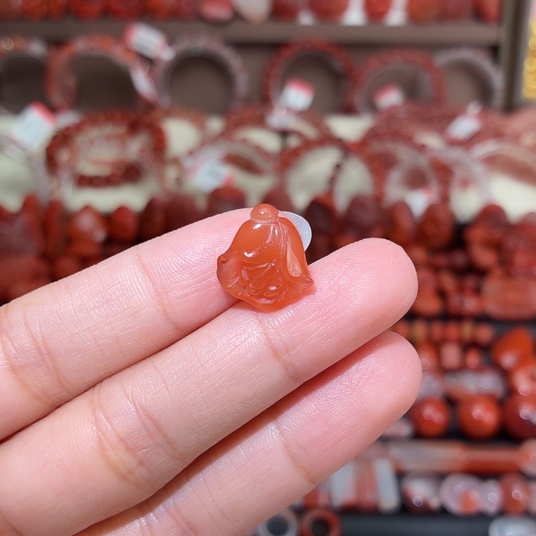 南红玛瑙未镶嵌颈饰玉兰花