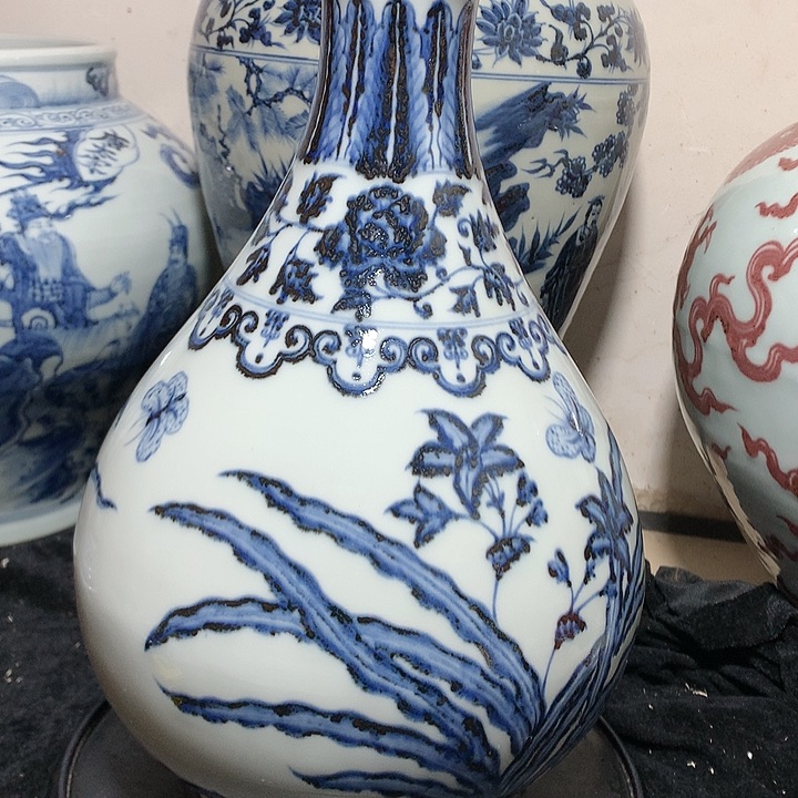 瓶青花花卉图案瓷瓶