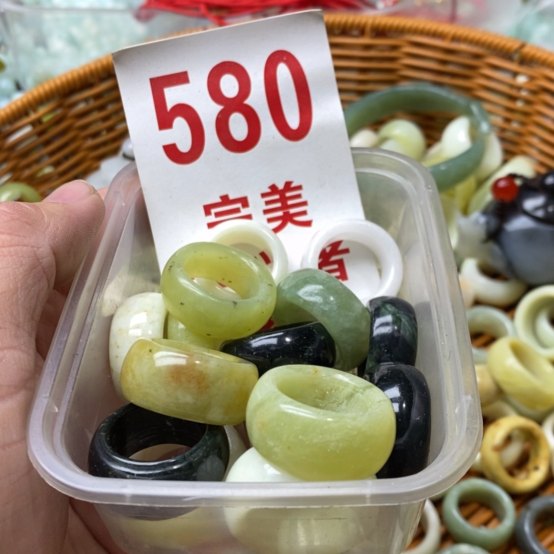 蛇纹石玉挂坠未镶嵌