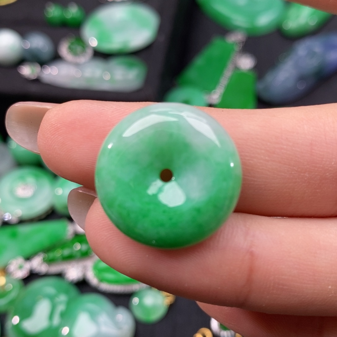 翡翠颈饰未镶嵌翡翠