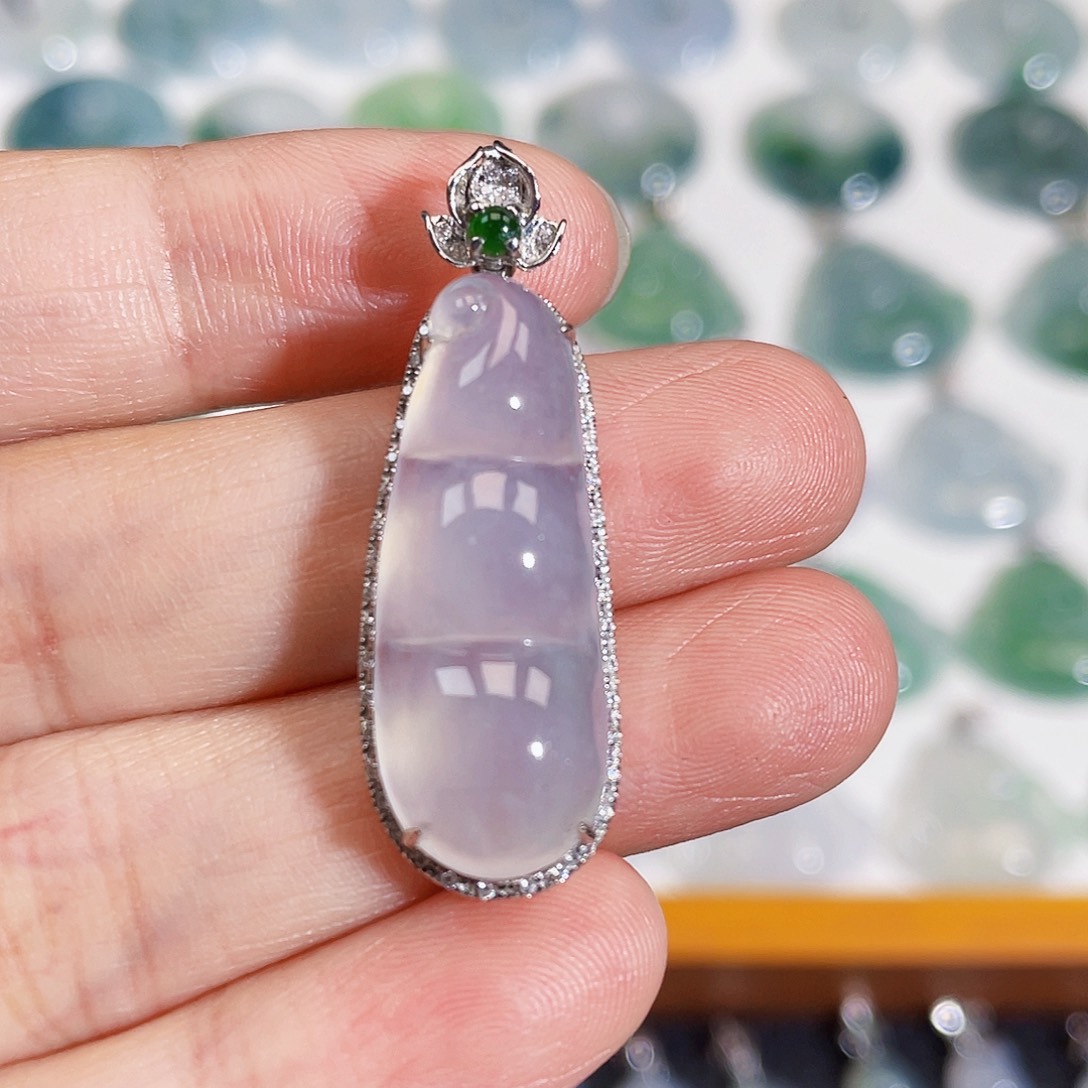 颈饰18K金镶嵌翡翠吊坠