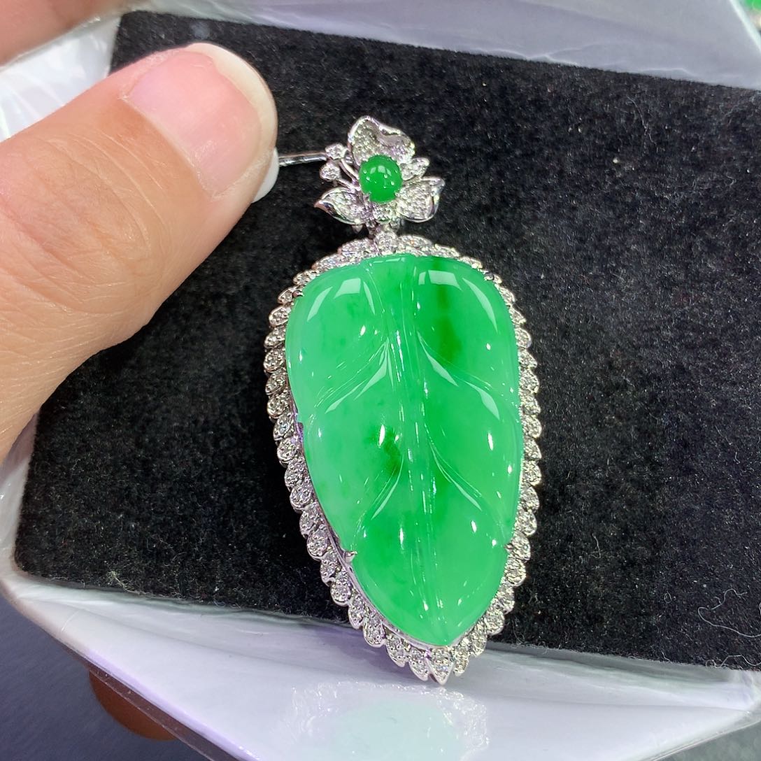 翡翠吊坠(赠链)18K金镶嵌