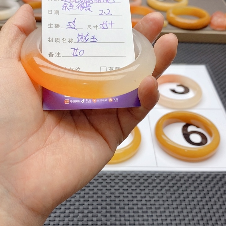 石英质玉手镯未镶嵌遇****！