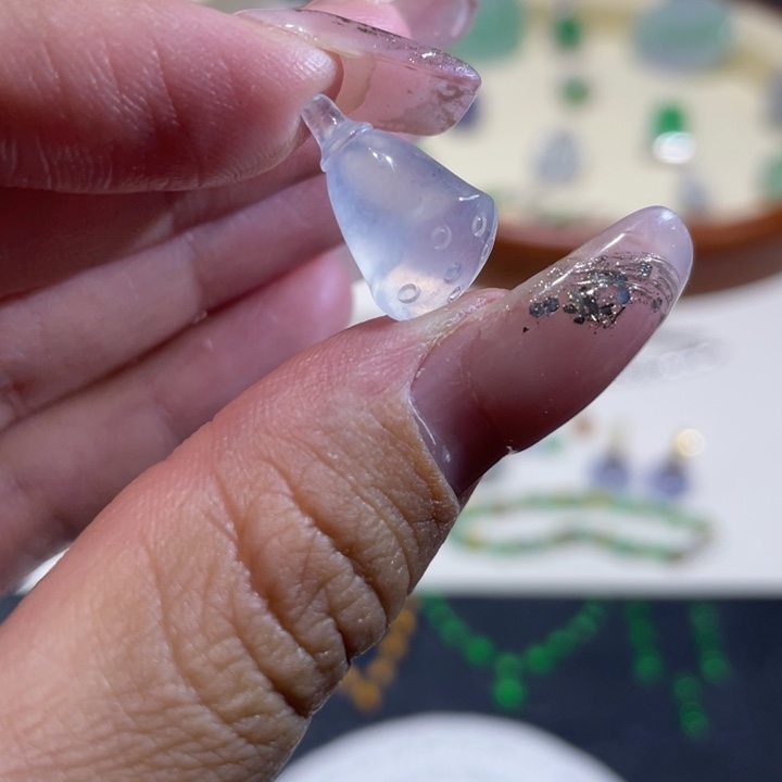 翡翠未镶嵌颈饰莲蓬