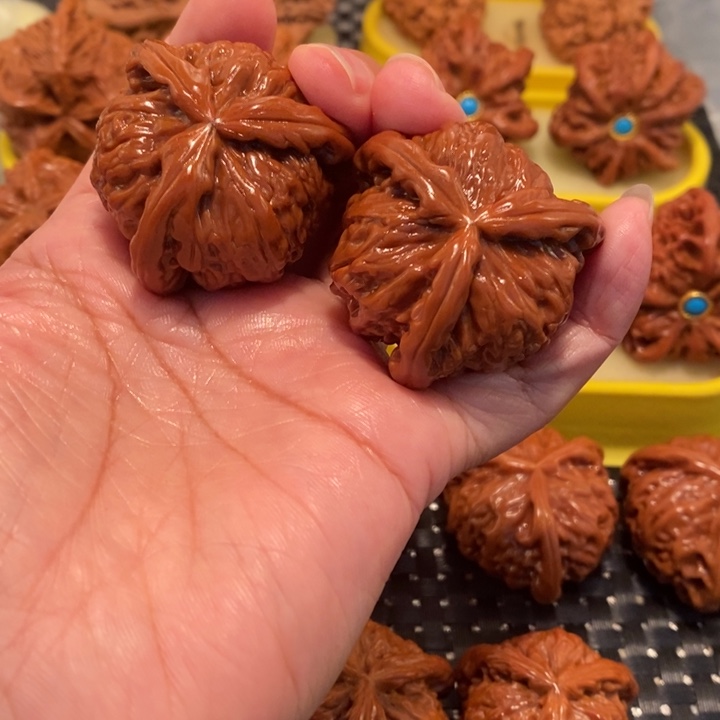 文玩核桃吊坠白狮子正奔