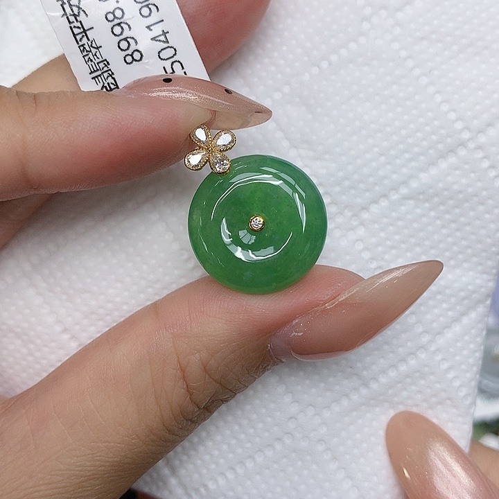 颈饰18K金镶嵌翡翠