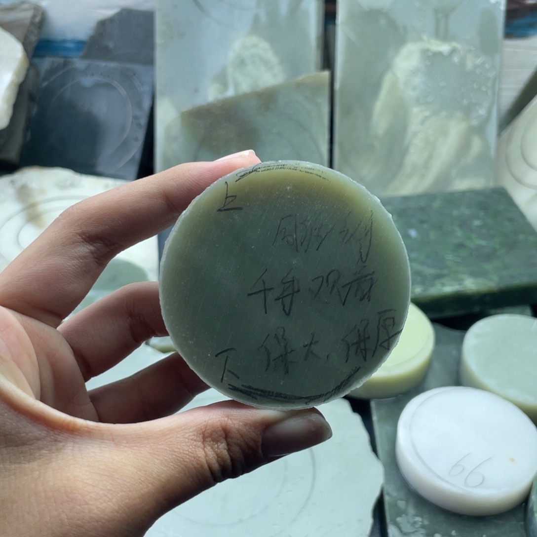 天***姥和田玉未镶嵌手镯雕刻