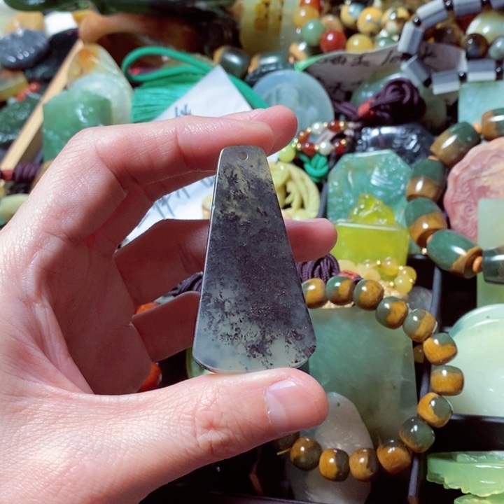 蛇纹石玉颈饰未镶嵌