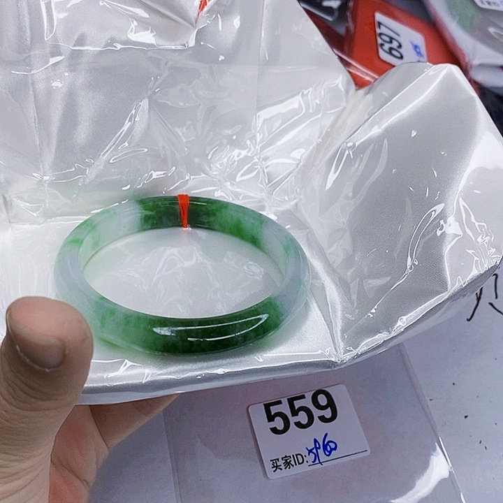 翡翠未镶嵌手镯一图一物实物为准（微瑕处理）