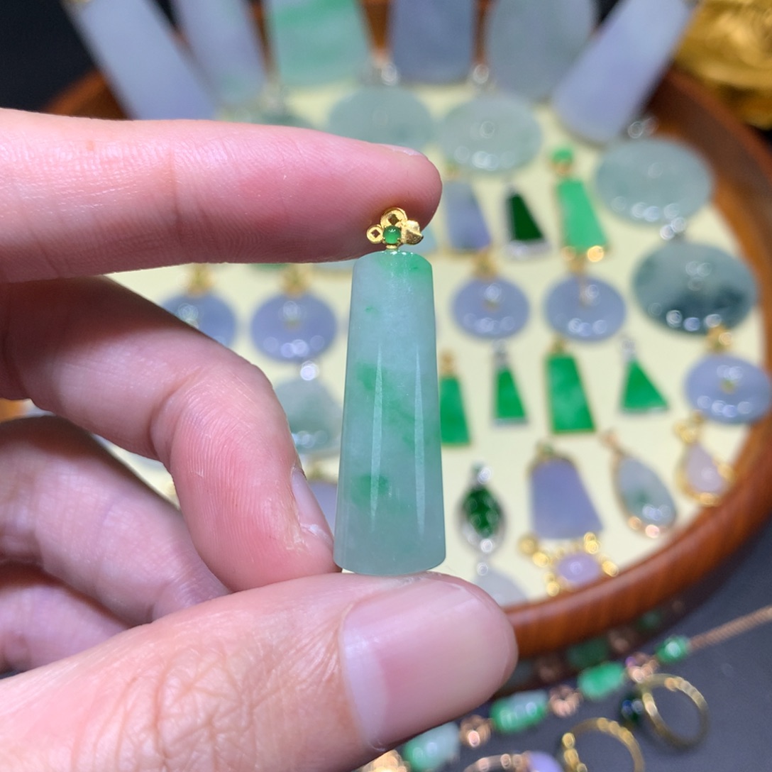 翡翠吊坠(不含链)18K金镶嵌