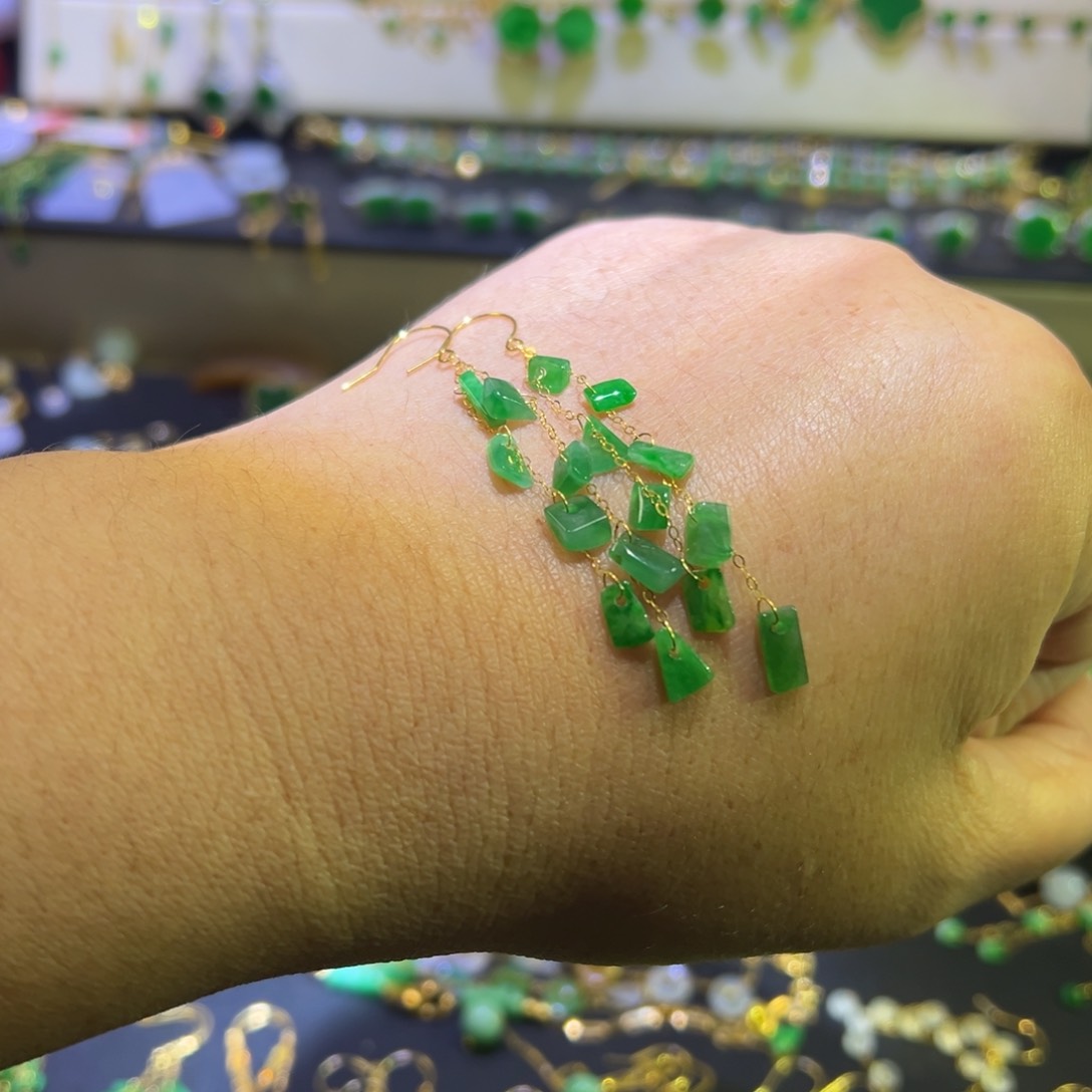 颈饰18K金镶嵌翡翠耳钩