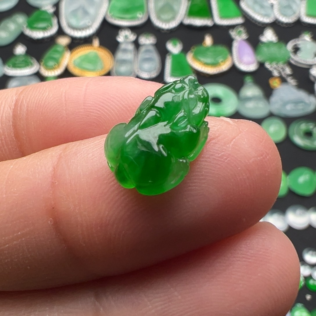 翡翠颈饰未镶嵌郑****?貔貅