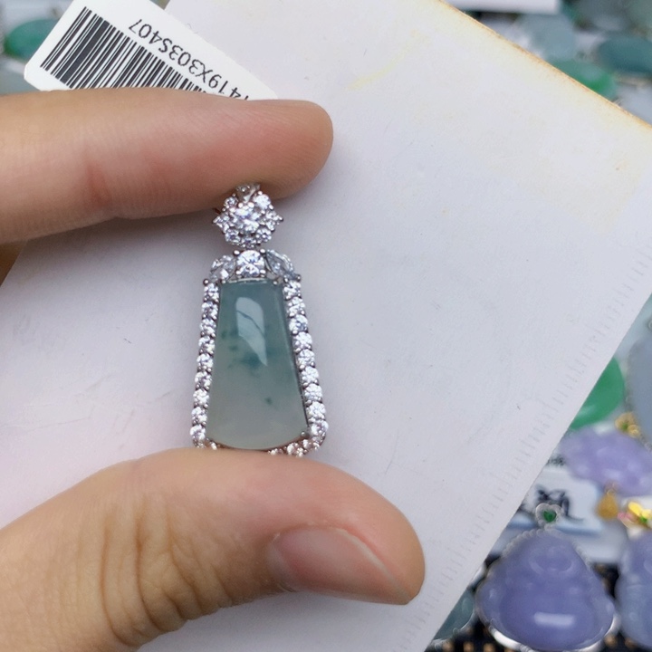 翡翠18K金镶嵌颈饰无事牌