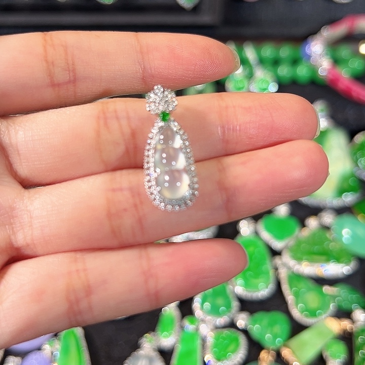 翡翠18K金镶嵌颈饰吊坠